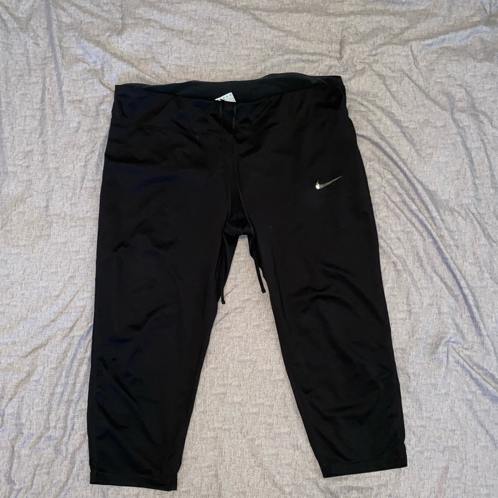 Black Cropped Nike leggings